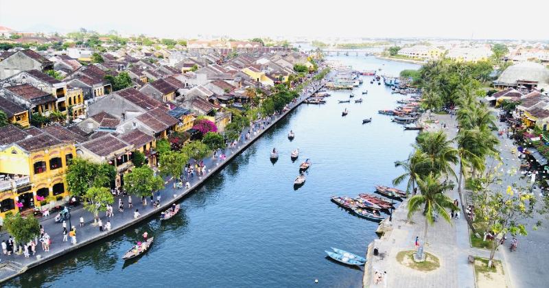 Bộ sưu tập ảnh nhỏ hoặc ảnh ghép các địa điểm du lịch nổi tiếng đại diện cho sự đa dạng của các tỉnh/khu vực Trung Quốc (ví dụ: Vạn Lý Trường Thành, Bến Thượng Hải, Cửu Trại Câu, cung điện Potala ở Tây Tạng)